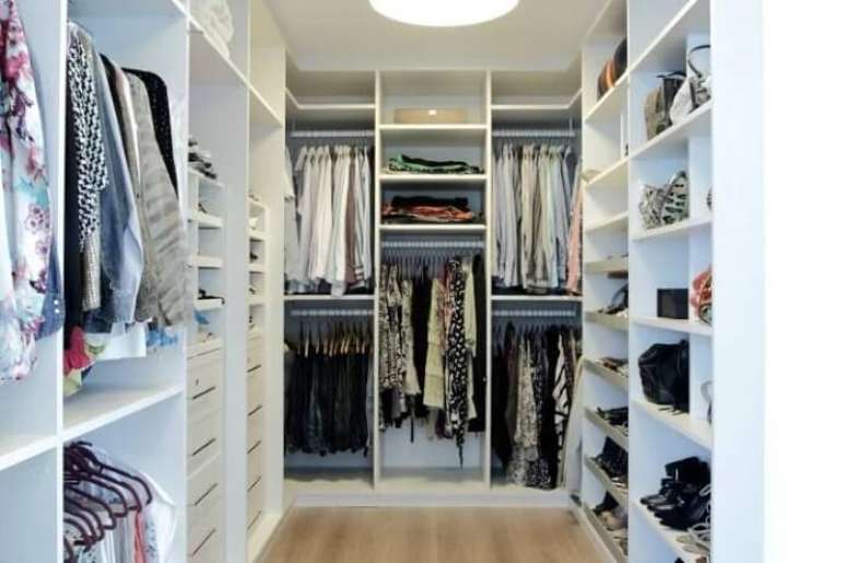 22. Closet em u para quarto de casal. Fonte: Decor F&aacute;cil