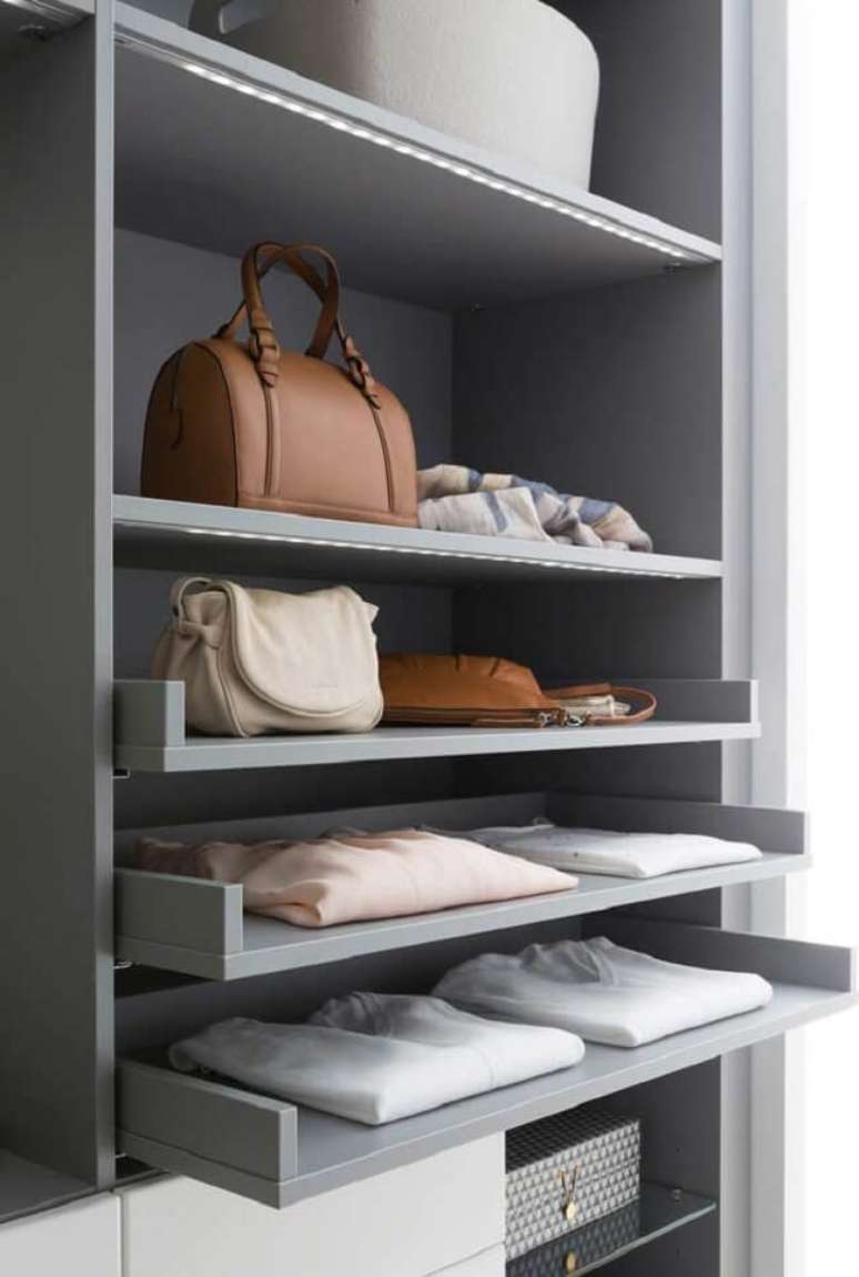 44. Prateleiras ou gavetas abertas que deslizam e uma otima pedida para o closet em u. Fonte: Decor F&aacute;cil