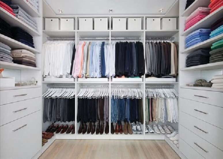 23. Closet em u pequeno com acabamento branco. Fonte: Houzz