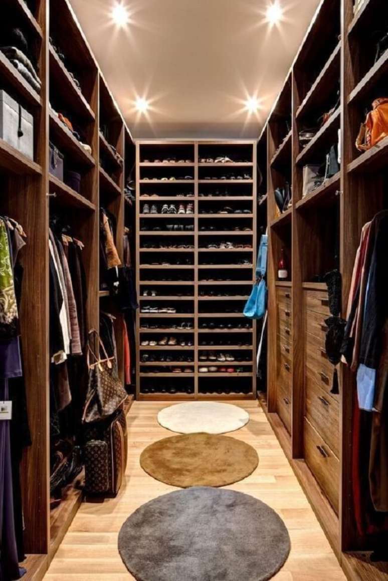 40. O tapete trouxe um toque especial na decora&ccedil;&atilde;o do closet em u. Fonte: Wattpad