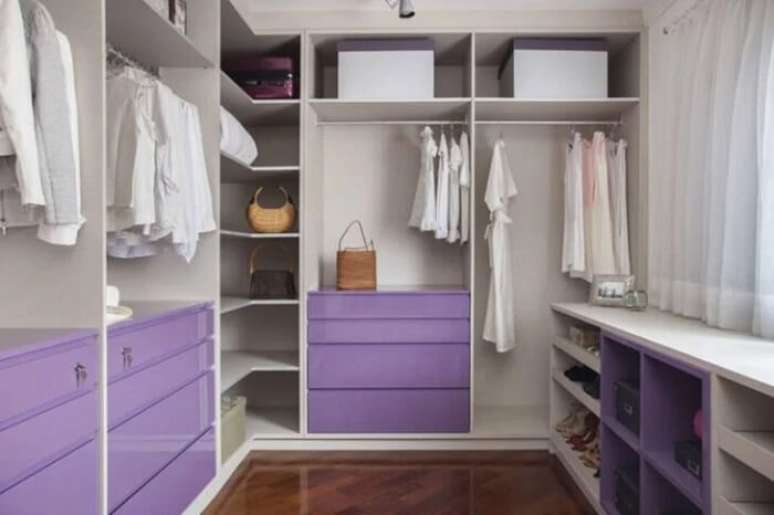 27. Cores suaves para o projeto de closet em u. Fonte: Aonze Arquitetura