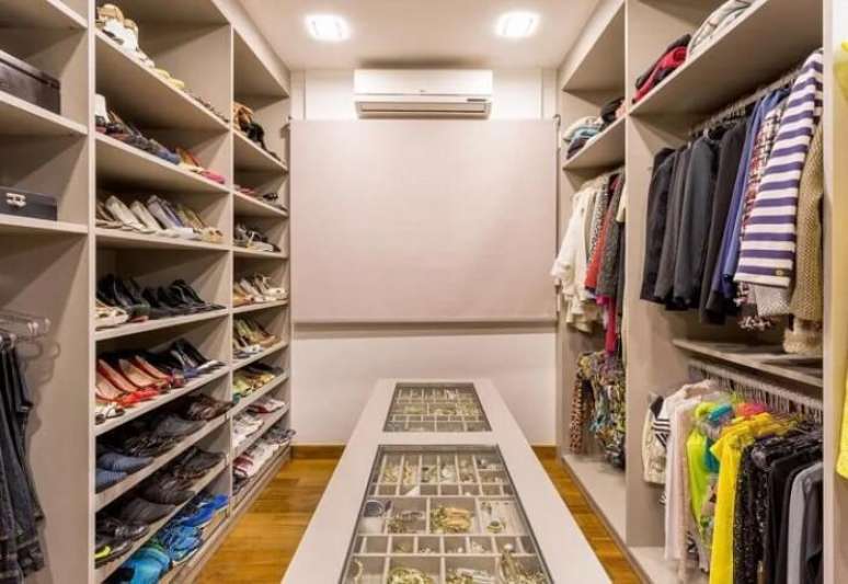 46. Projeto de closet em u com ilha de acess&oacute;rios. Fonte: Monise Rosa