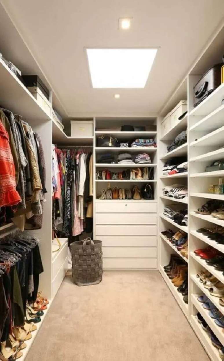 36. O cesto de roupas tamb&eacute;m pode ficar dentro do closet em u com porta. Fonte: Karen Pisacane