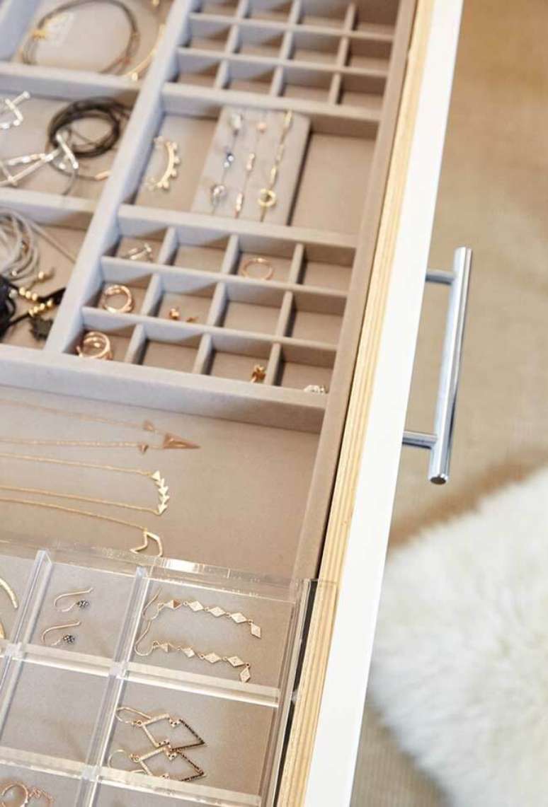 37. O closet em u com penteadeira pode ajudar na organiza&ccedil;&atilde;o das joias. Fonte: Decor F&aacute;cil