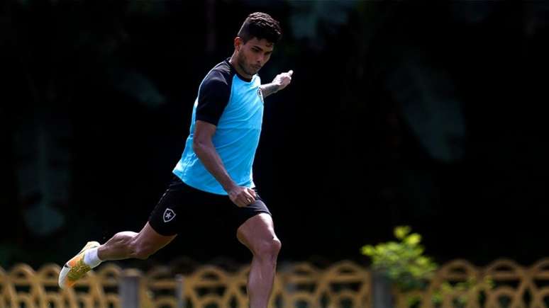 Sebastian Joffre treinando com a camisa do Botafogo ( Vitor Silva/Botafogo)