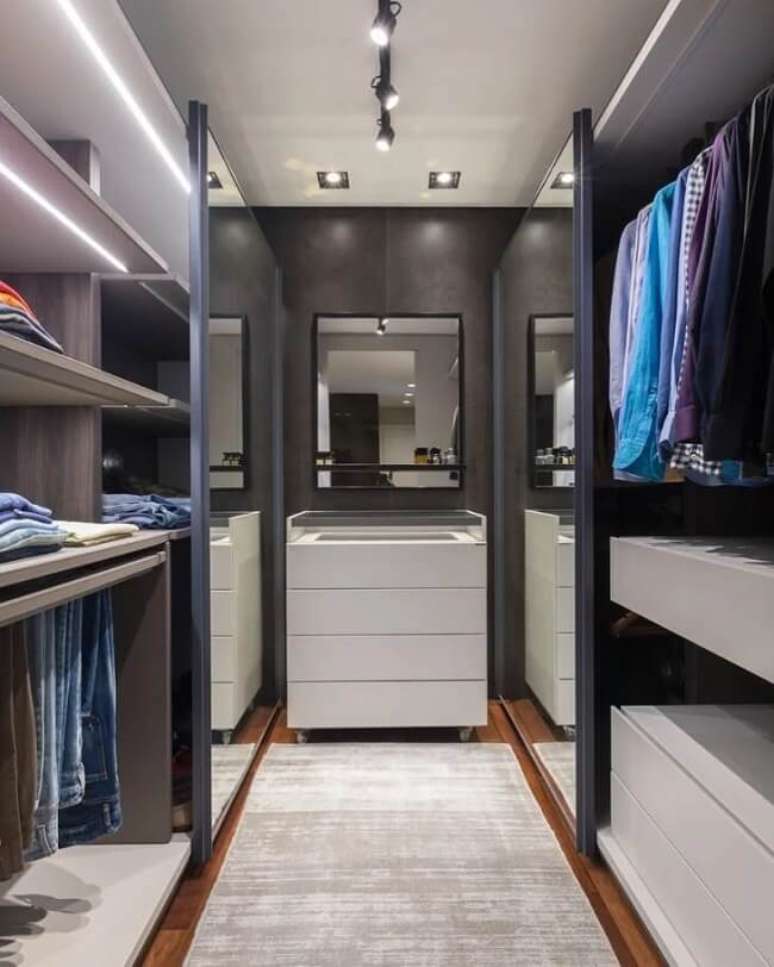 19. Closet em u com portas de correr espelhadas. Fonte: Larissa Andrade Arquitetura