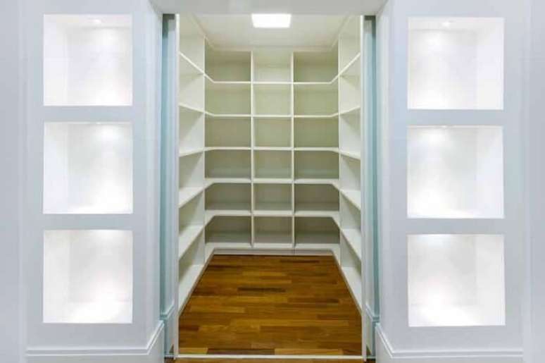 49. Projeto de closet em u com piso de madeira. Fonte: Camila Tannous