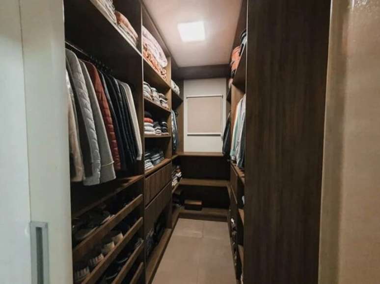 58. Projeto de closet em u pequeno planejado feito com acabamento em madeira. Fonte: Wallesca Scheffer