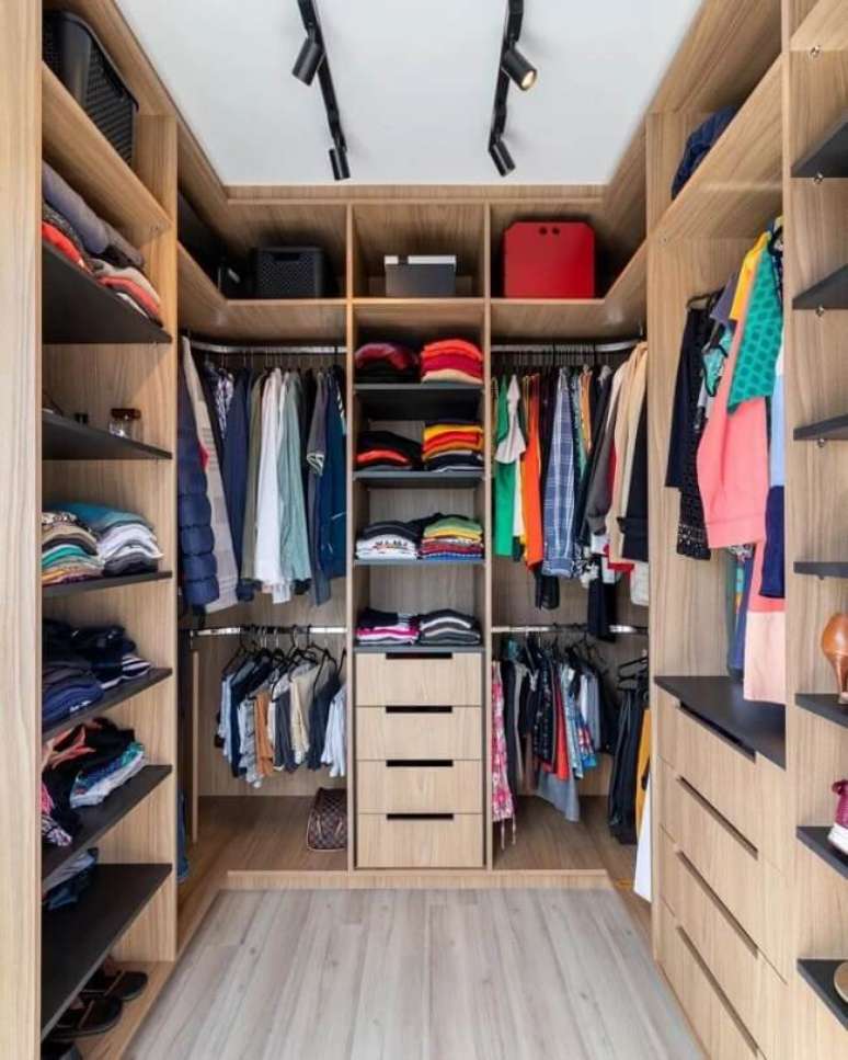 56. Projeto de closet em u espa&ccedil;oso. Fonte: Cami Frizzas Interiores