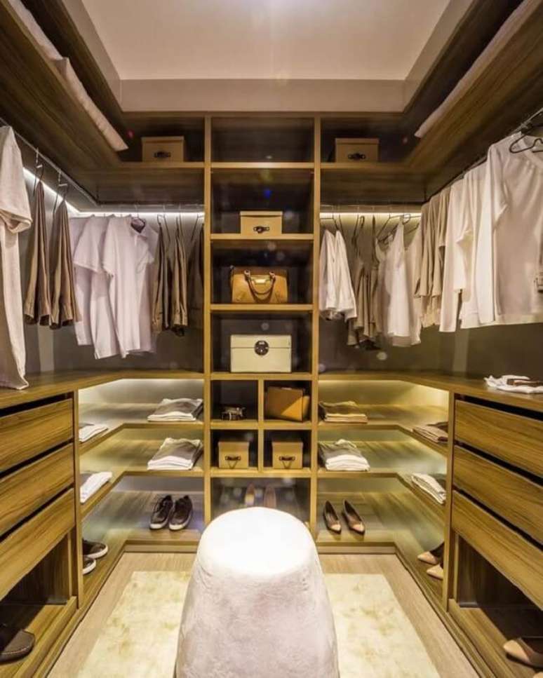 10. A organiza&ccedil;&atilde;o deve prevalecer no closet em u. Fonte: Claudia Albertini Arquiteta