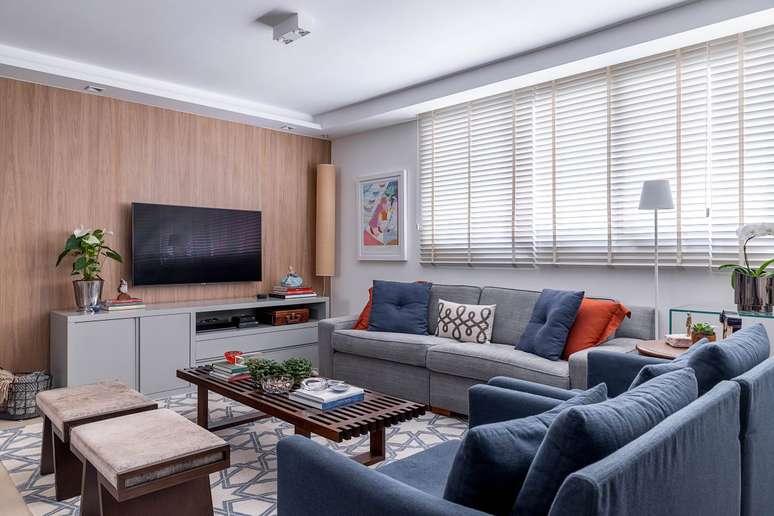 Personalizado, o apartamento paulistano de 92 m², projetado pela arquiteta Carina Dal Fabbro, tira máximo proveito da conexão entre os espaços, o mix com móveis cheios de histórias e valoriza as peças de família