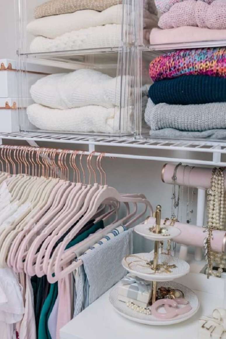 8. Caixas organizadoras e cabideiros para o closet em u. Fonte: Shannon H. Sullivan