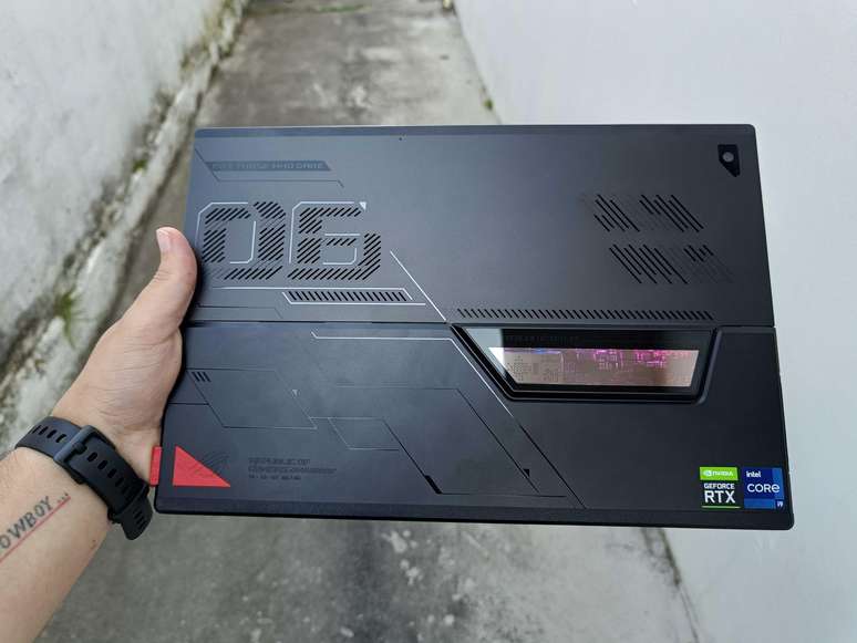 O tablet da ASUS tem um visual futurista muito interessante (Imagem: Tiago Rodrigues)