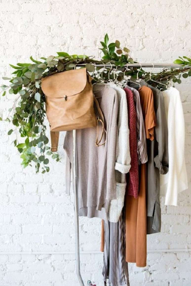 15. Arara de roupas de ferro para decoração clean – Foto Kayas Chanilec