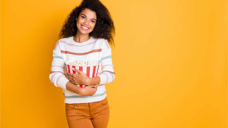 Recomendações imperdíveis de filmes que são apaixonantes! Aproveite o fim de semana e se jogue na comédia romântica que combina com seu signo – Shutterstock