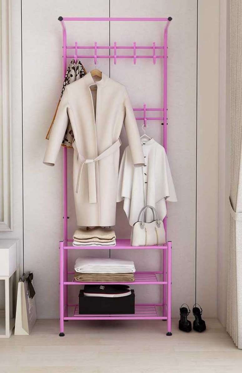 47. Decoração com arara de roupas cor de rosa – Foto Decor Facil