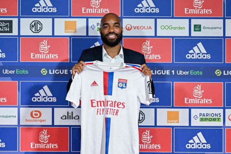 Lacazette é do Lyon até junho de 2025 (Foto: Divulgação/Lyon)