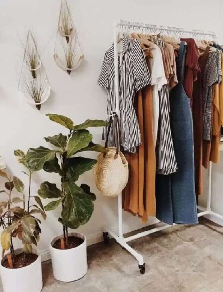 38. Arara de roupas para quarto decorado – Foto Estilo Proprio By Sir