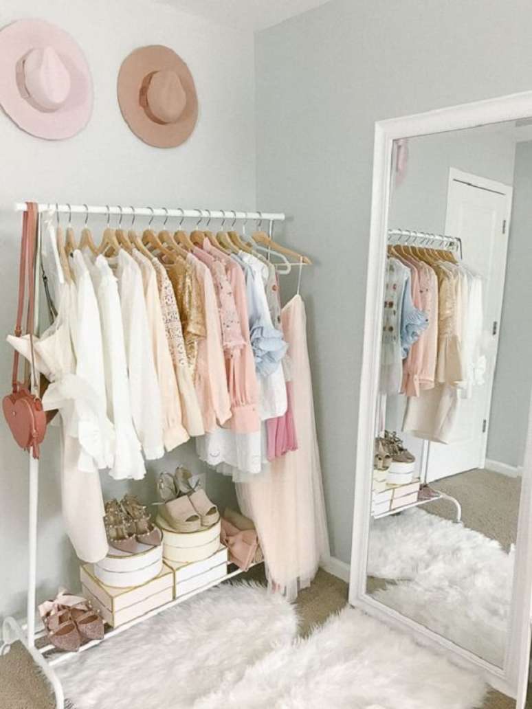 39. Arara de roupas para quarto moderno – Foto Crescendo aos poucos