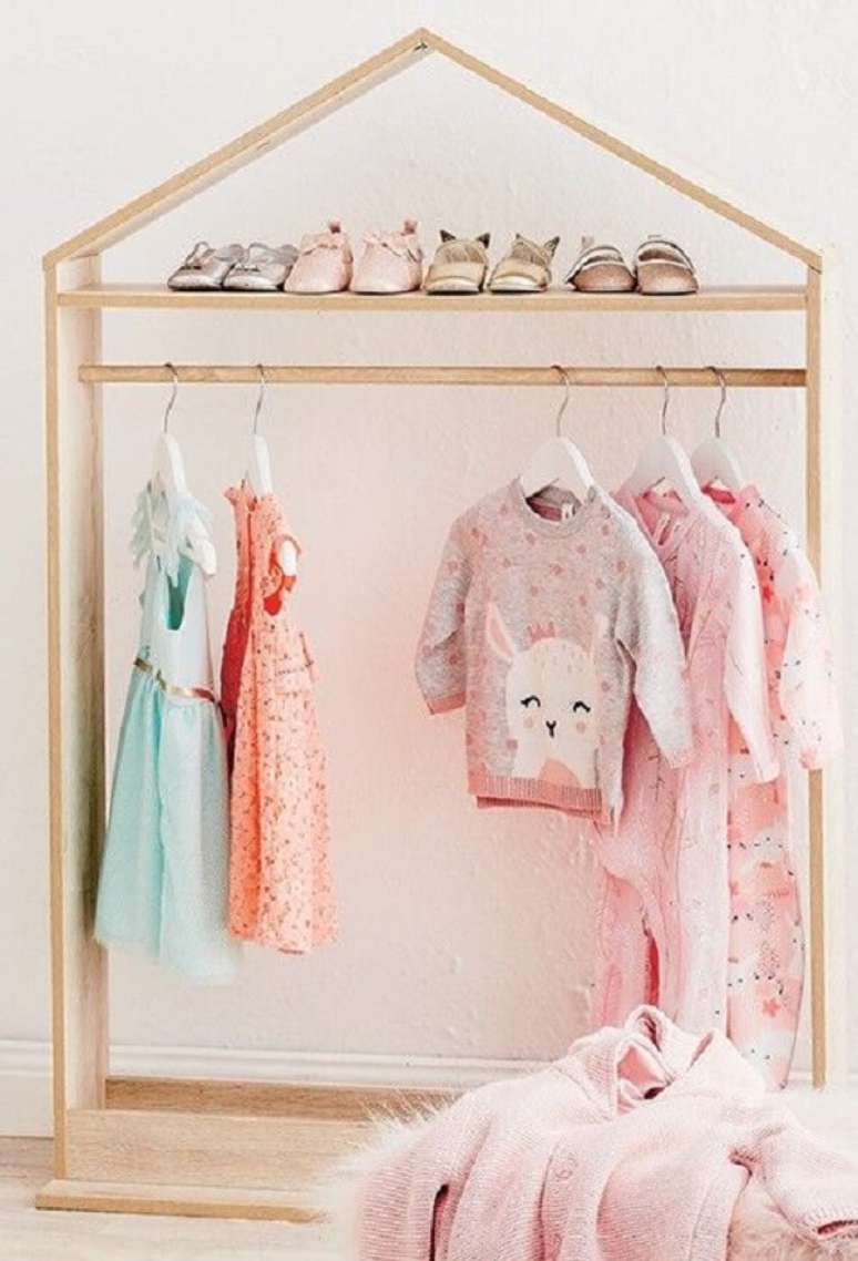 26. Arara de roupas de madeira para quarto infantil em formato de casinha – Foto Bigw