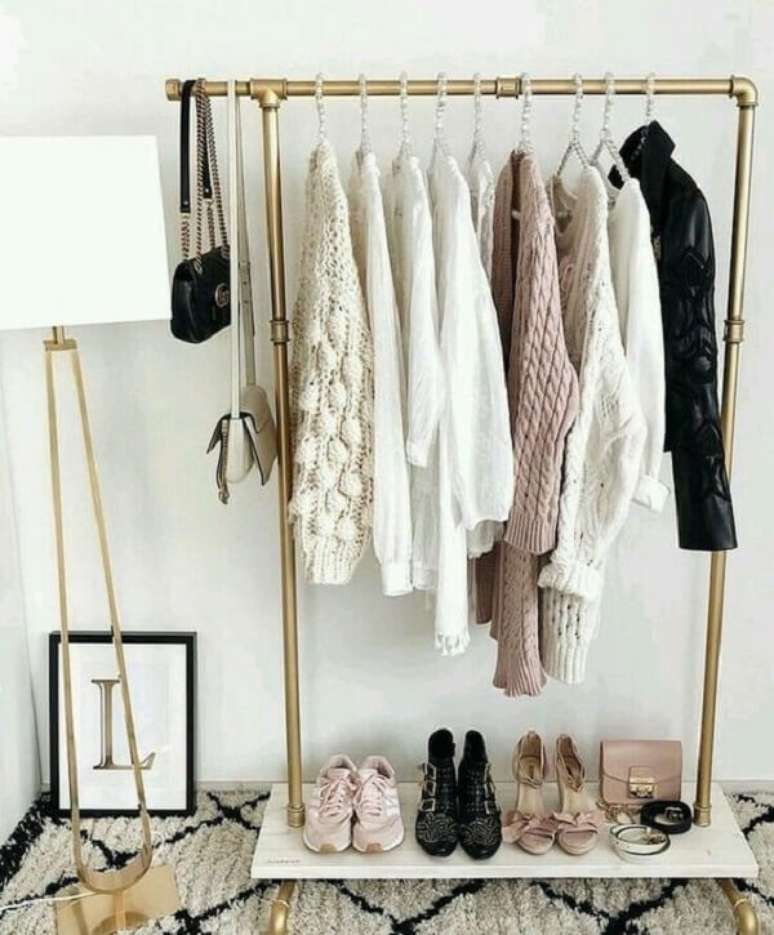 29. Arara de roupas dourada &ndash; Foto Revista Casa e Jardim