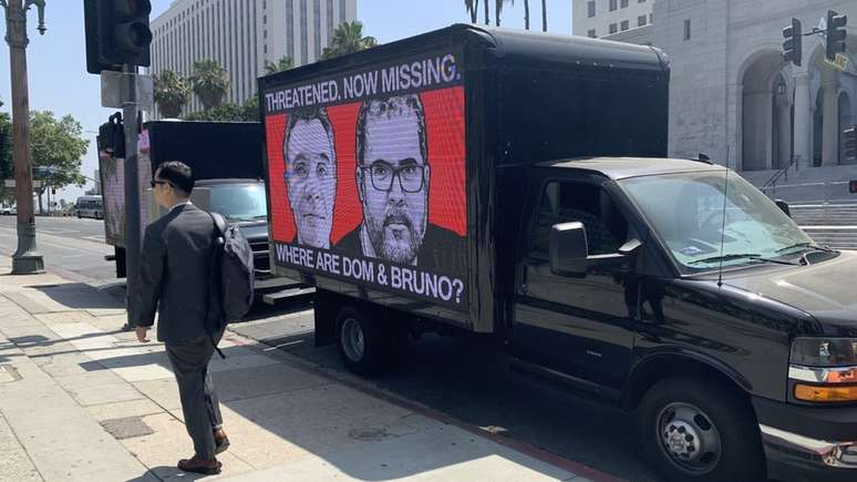 Caminhão circulando em Los Angeles traz imagens de Dom Phillips e Bruno Pereira e pergunta: 'Threatened, now missing. Where are Dom & Bruno?' ('Ameaçados, e agora desaparecidos. Onde estão Dom e Bruno?')