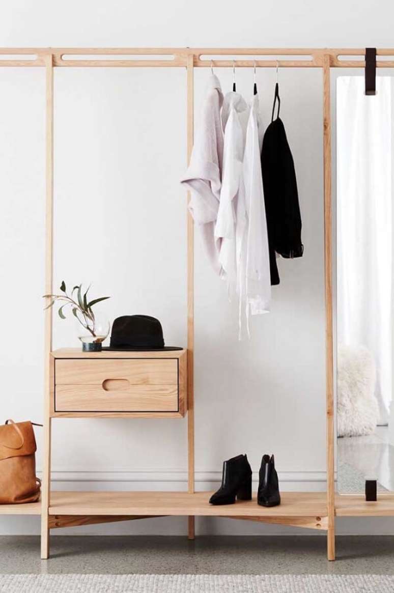 5. Arara de roupas de madeira com gavetas para quarto – Foto Decor Facil