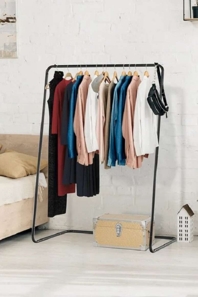 18. Arara de roupas de ferro preto no quarto &ndash; Foto Kondela SK