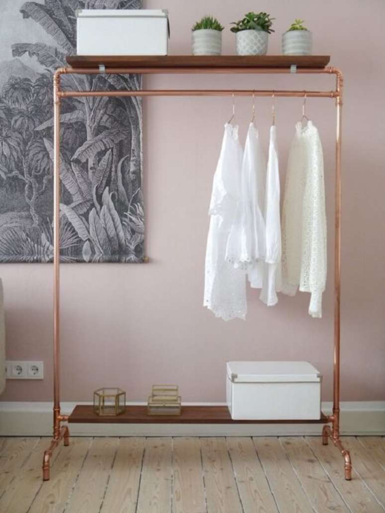 7. Arara de roupas de cobre &ndash; Foto Clemaroynd The Corner