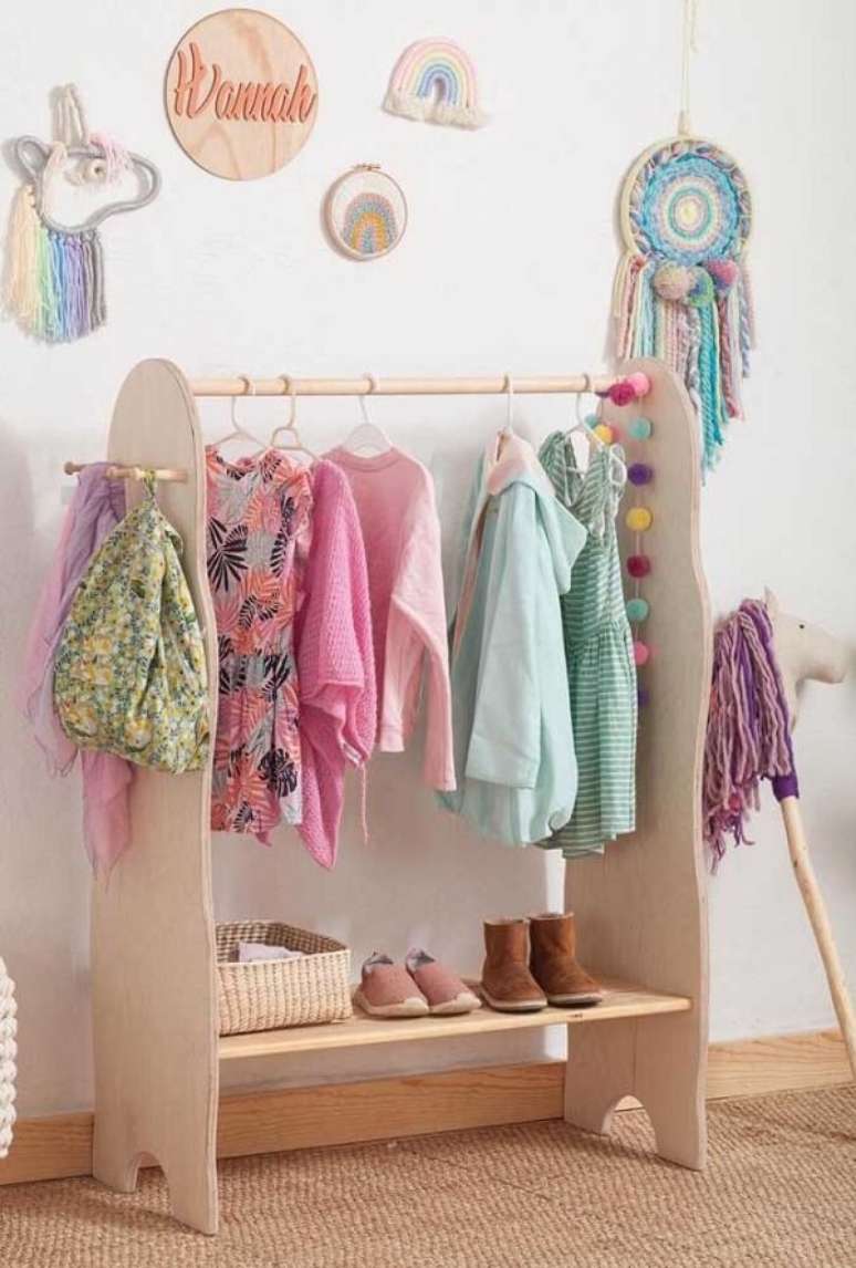 65. Quarto infantil com arara de roupas de madeira &ndash; Foto Decor Facil