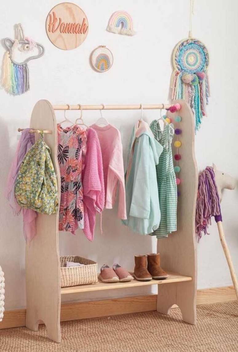 65. Quarto infantil com arara de roupas de madeira – Foto Decor Facil