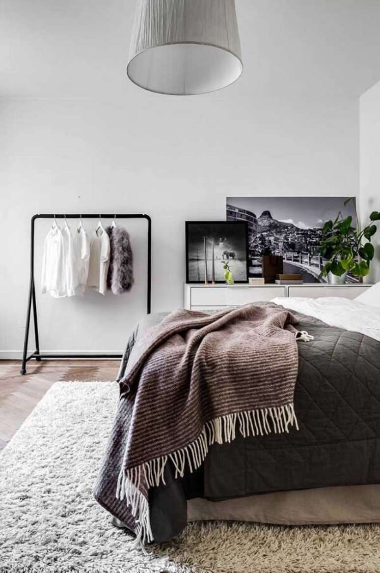 64. Quarto de casal com arara de roupas preta &ndash; Foto Decor Facil