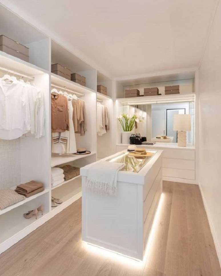 54. Ideias de closet com iluminação de led – Foto Vinnie Hacker