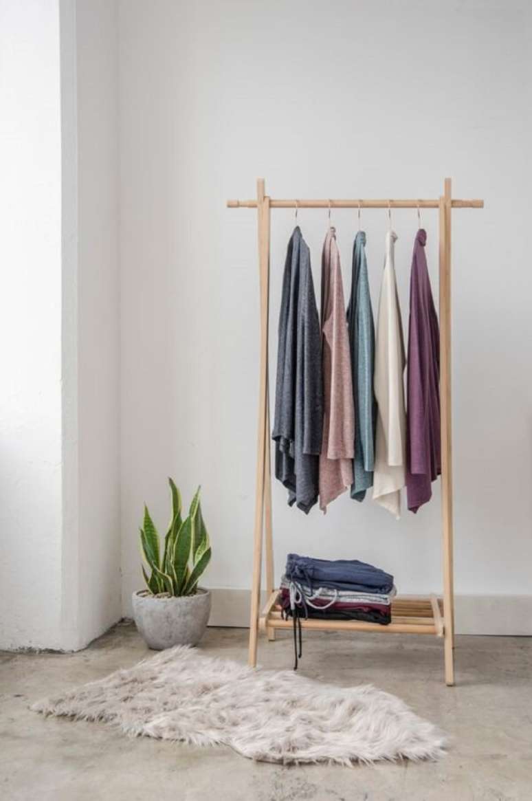 22. Arara de roupas de madeira &ndash; Foto Bobeau