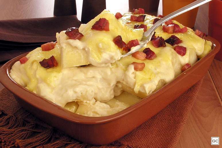 Mandioca de forno gratinada com bacon – Foto: Guia da Cozinha