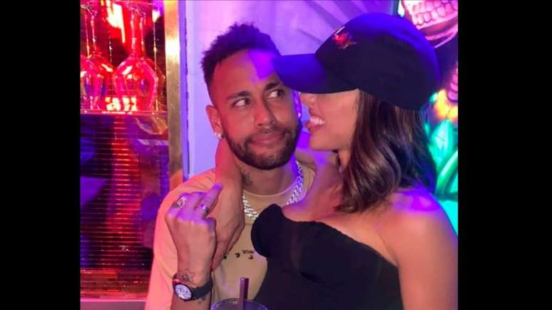 Neymar com a namorada na manchete do 'Daily Mail' (Foto: Reprodução/internet)