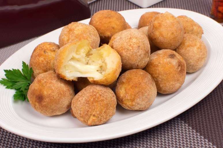 Bolinho de mandioca recheado – Foto: Guia da Cozinha