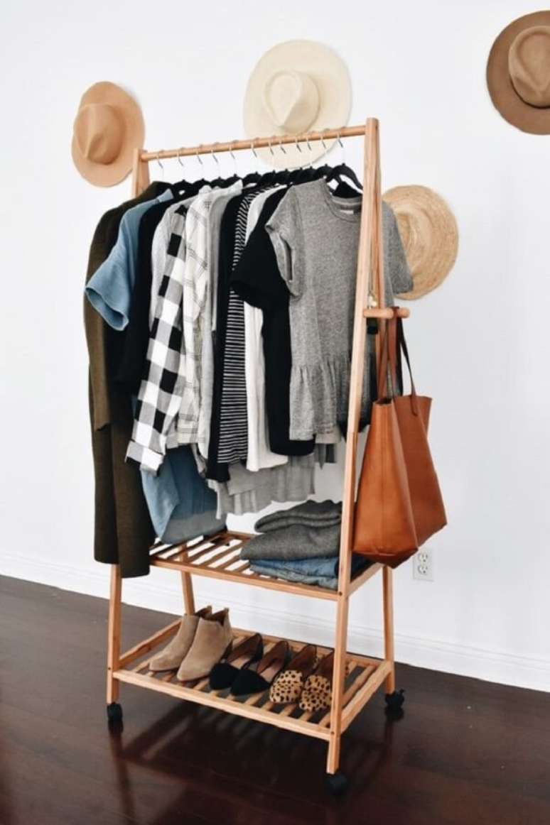 40. Arara de roupas pequena de madeira &ndash; Foto Natalie Borton