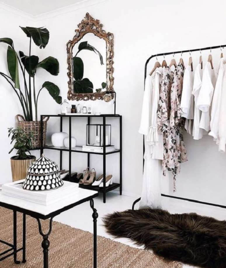 41. Arara de roupas preto para sala de estar &ndash; Foto Taylor Bell