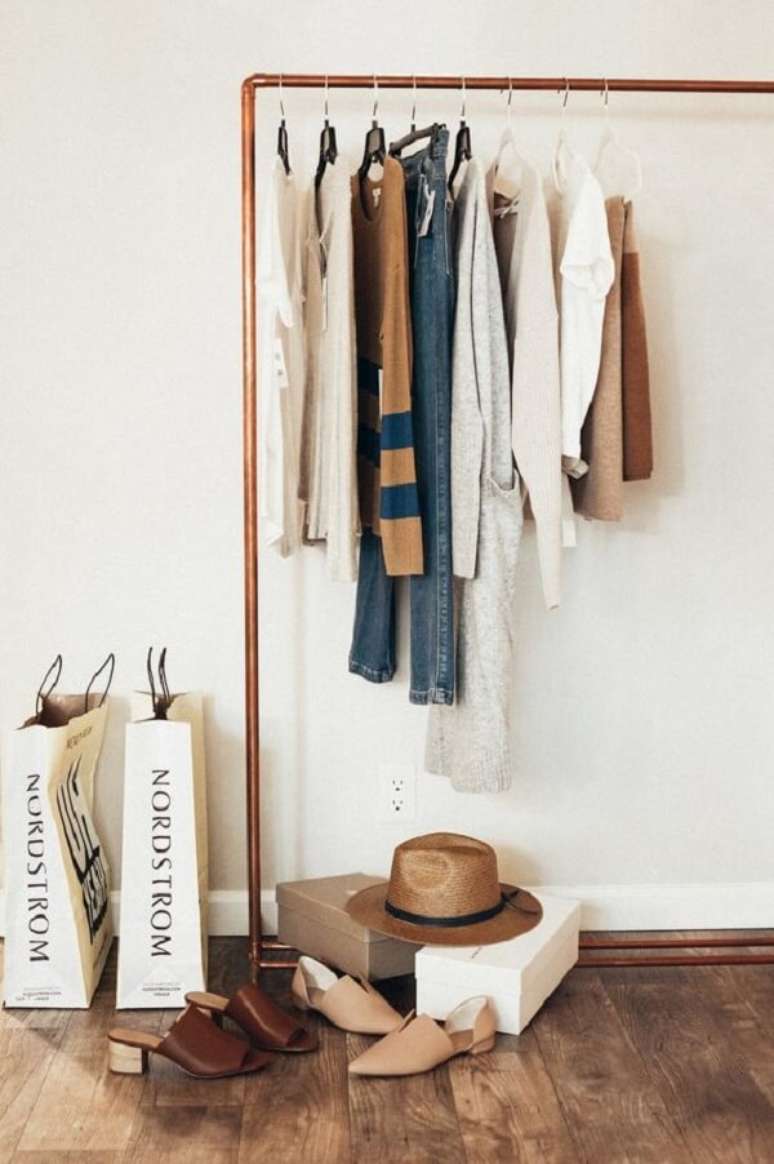 8. Arara de roupas de cobre para decora&ccedil;&atilde;o moderna &ndash; Foto Girl Meets Gold