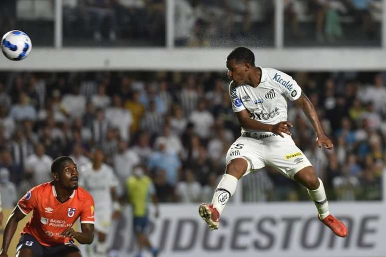 Santos anuncia a contratação do centroavante Brayan Angulo 