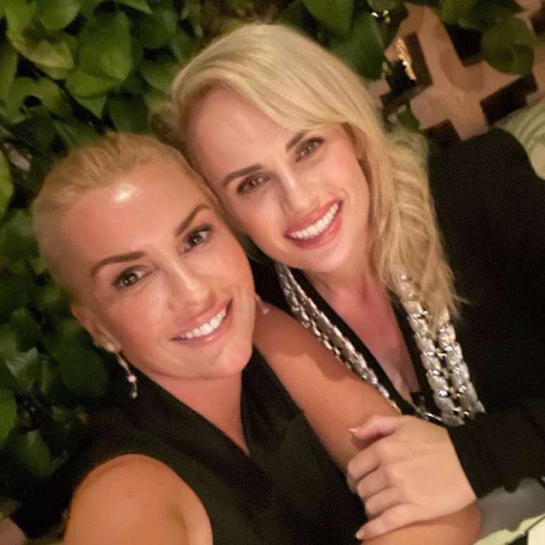 Rebel Wilson assume relacionamento com Ramona Agruma