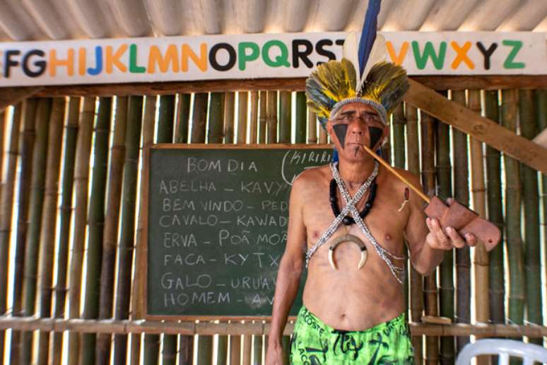 Cacique Luiz Wera Jyekupe Lima da aldeia M'Boiji em Mogi das Cruzes luta para alfabetizar crianças indígenas em Guarani