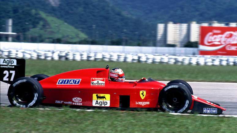 Mansell a caminho da vitória no GP do Brasil de 1989.