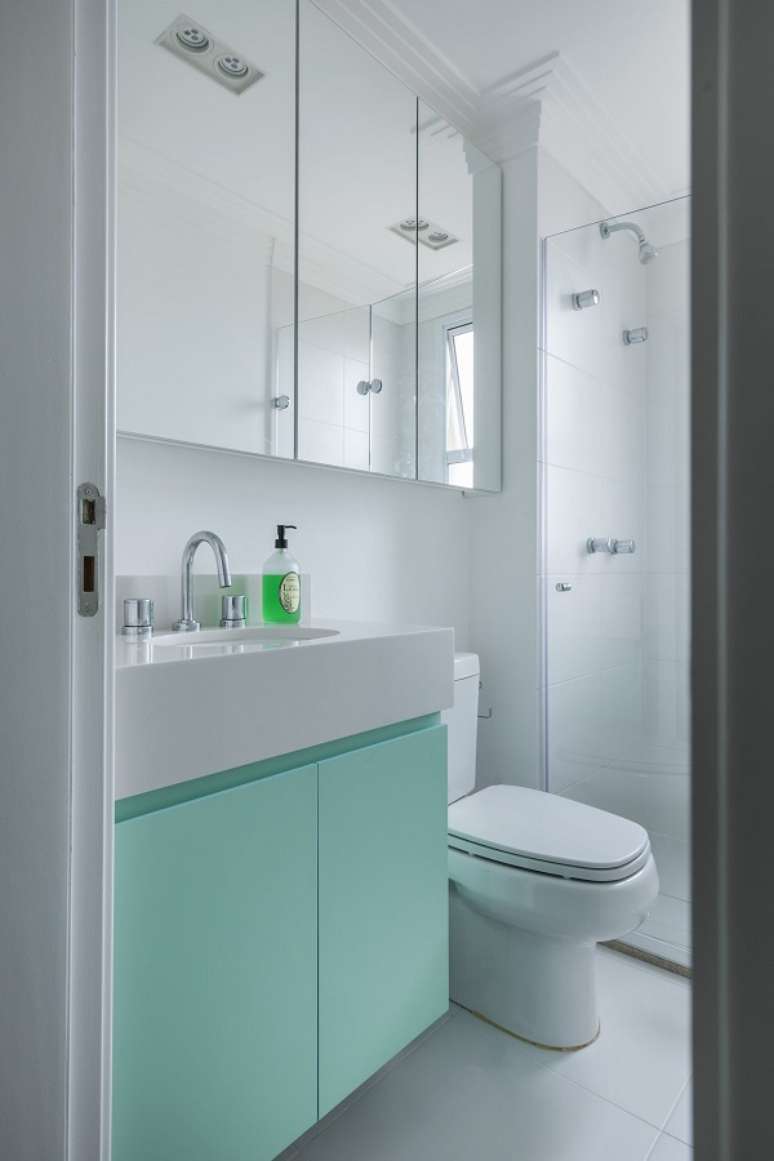 57. Banheiro decorado com cores que combinam com verde água – Foto SP Estudio
