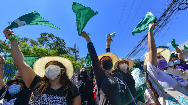Conhecido como Onda Verde, movimento pela descriminalização do aborto tem sido bem-sucedido em mudanças legislativas em países da América Latina