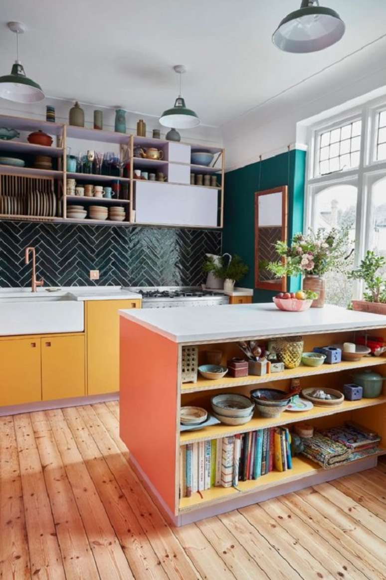 28. Cozinha com armários amarelos e revestimento verde esmeralda – Foto Architextural Digest