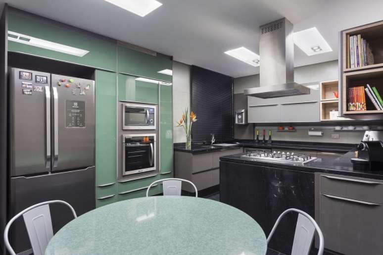 30. Cozinha decorada com cores que combinam com verde – Foto Maria Luisa Mendes