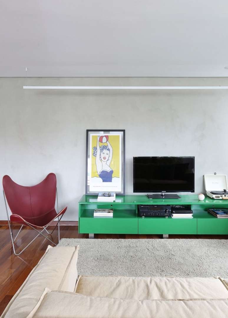 24. Cores que combinam com verde para sala moderna – Foto Lucia Manzano