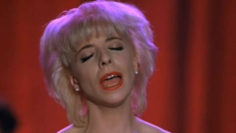 Julee Cruise em cena na série 'Twin Peaks', cantora lançou álbuns e surfou na popularidade da série 